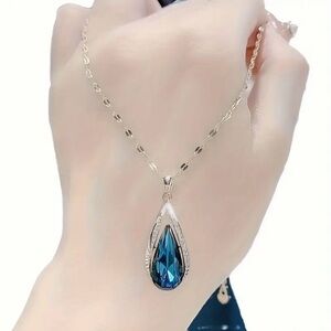 1pc Exquisite And Stylish Faux Crystal Pendant Necklace
